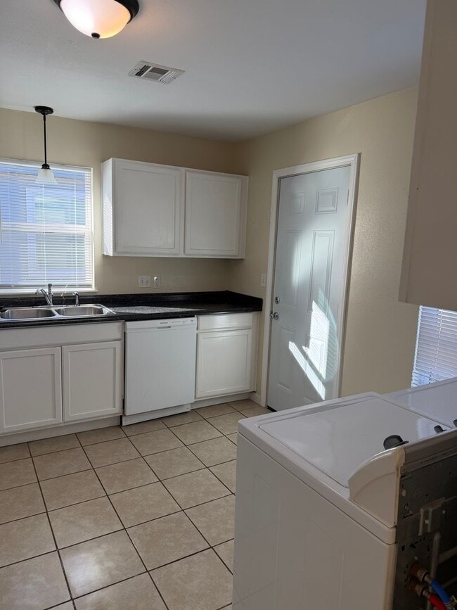 Building Photo - 304 W Chicago St