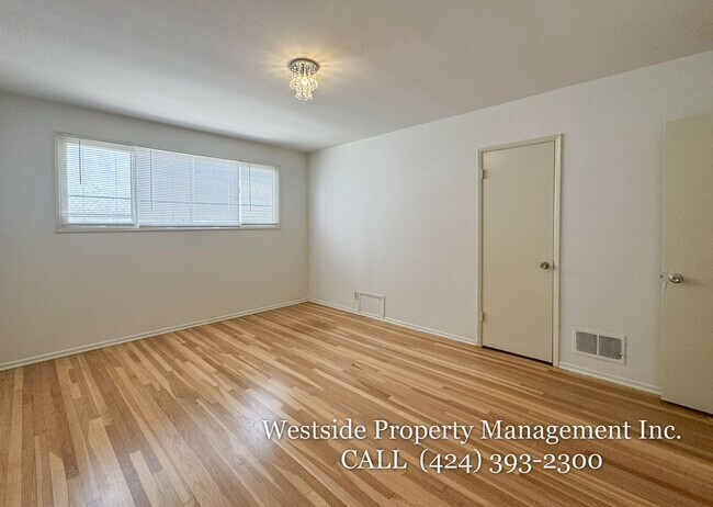 Building Photo - 244 S Doheny Dr