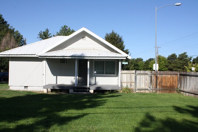 Building Photo - 2909 W Hood Ave