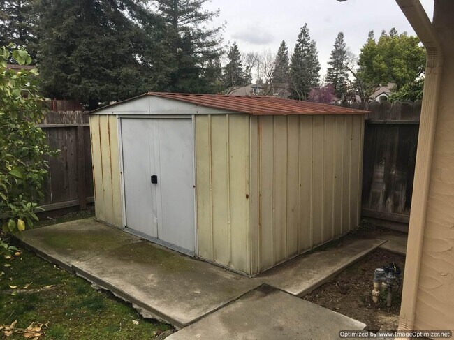 Building Photo - 530 W Alluvial Ave