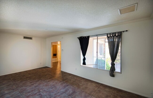 Building Photo - Charming 5-Bedroom Pool Home in Prime Tempe Location