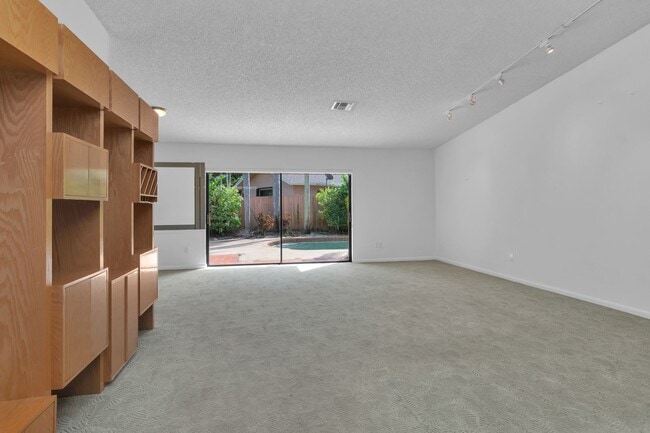 Building Photo - Beautiful home in quiet neighborhood