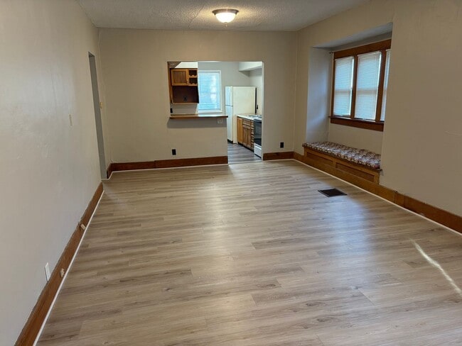 Building Photo - 4 Bedroom 2 Bath 1/2 Off First Months Rent!