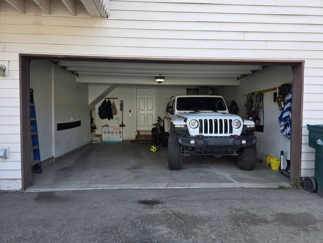 Building Photo - Easy JBER access and quiet location