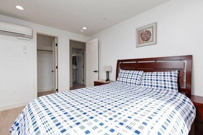 Building Photo - 825 Island Ct