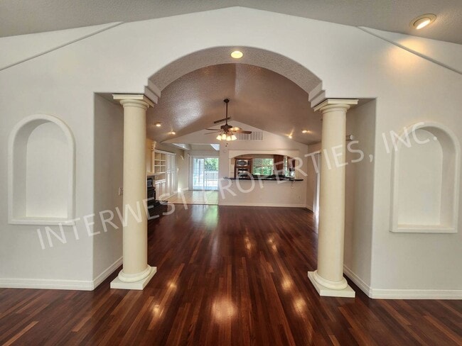 Building Photo - Large 3 Bed+ Bonus Room SW Pdx Home, Natur...