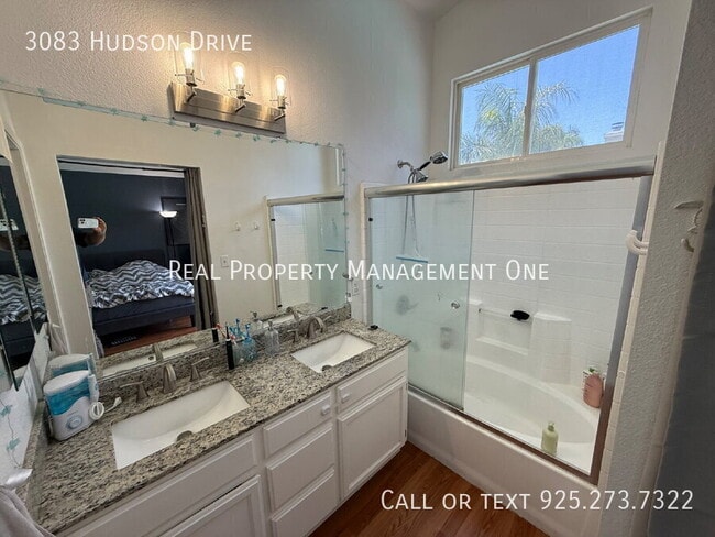 Building Photo - 3083 Hudson Dr