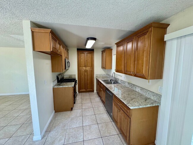 Building Photo - Nice 2 Bedroom Home with Large Backyard an...