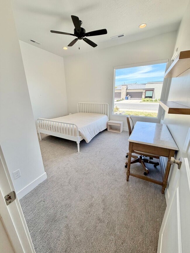 Building Photo - 2932 E Snowberry Dr
