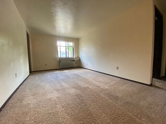 Building Photo - Amazing One Bedroom on the Second Floor! B...