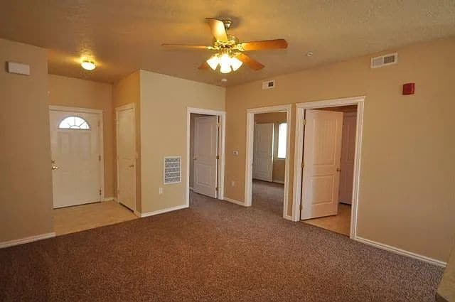 Building Photo - Upper Level 2 Bed 2 bath Apartment