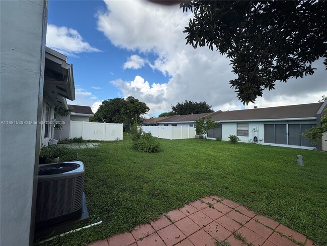 Building Photo - 5442 Lakewood Cir S