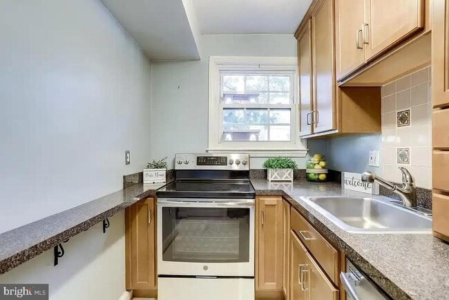 Building Photo - 1319 S Walter Reed Dr