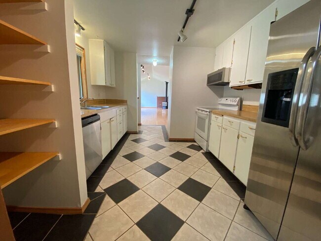 Building Photo - Conveniently Located 3-Bedroom Home with S...