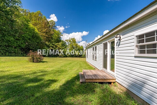 Building Photo - Spacious 4 bedroom home in private setting