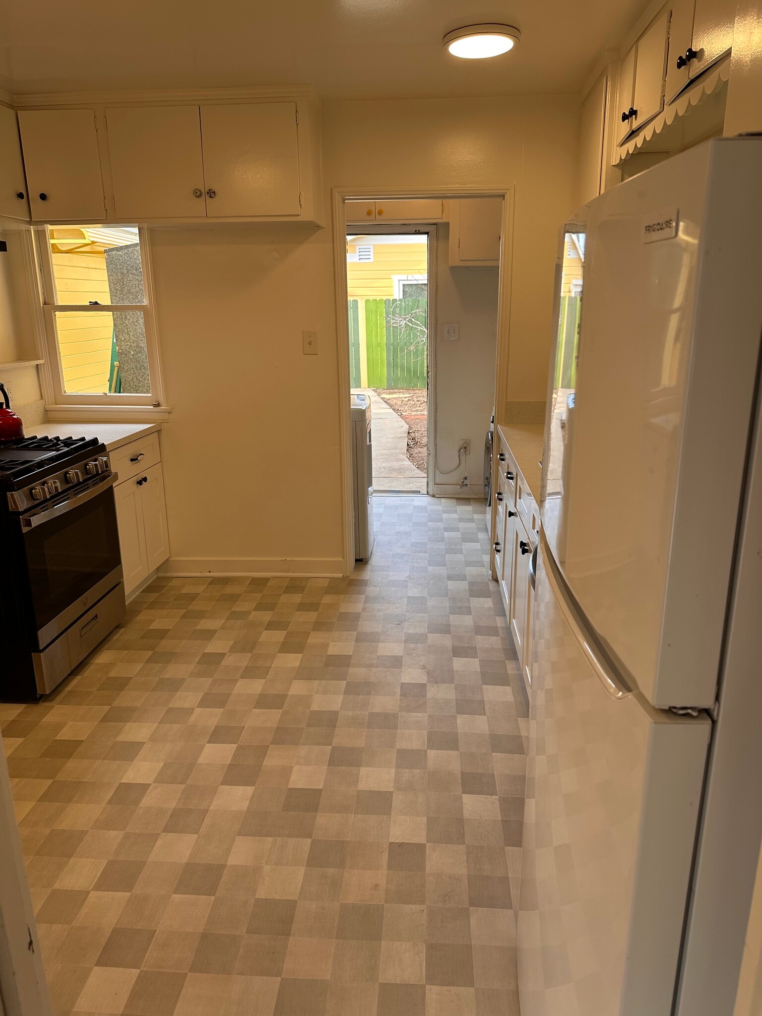 Building Photo - 647 Brooks Ave