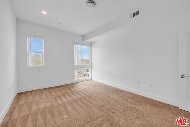 Building Photo - 4211 Redwood Ave