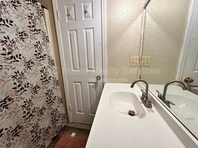 Building Photo - 109 SE 42nd St