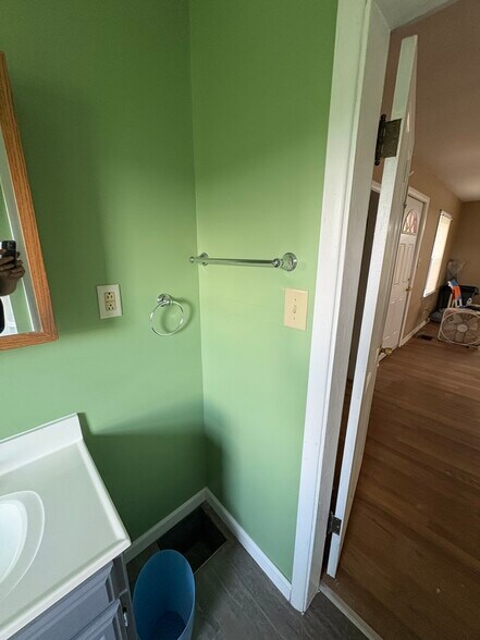 First floor bathroom - 6455 Lithopolis Rd