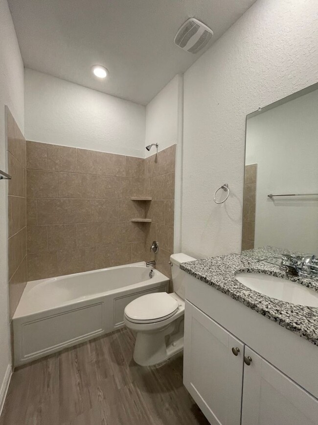 Building Photo - Luxury Vinyl Plank (No Carpet) /  Fridge I...