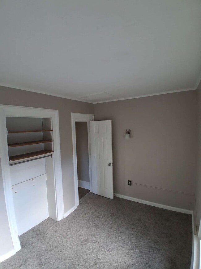Building Photo - 4 Bedroom single family house