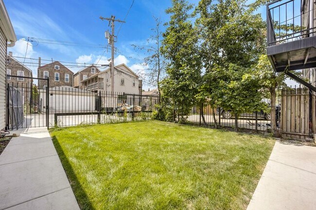 Building Photo - 1325 W 18th Pl