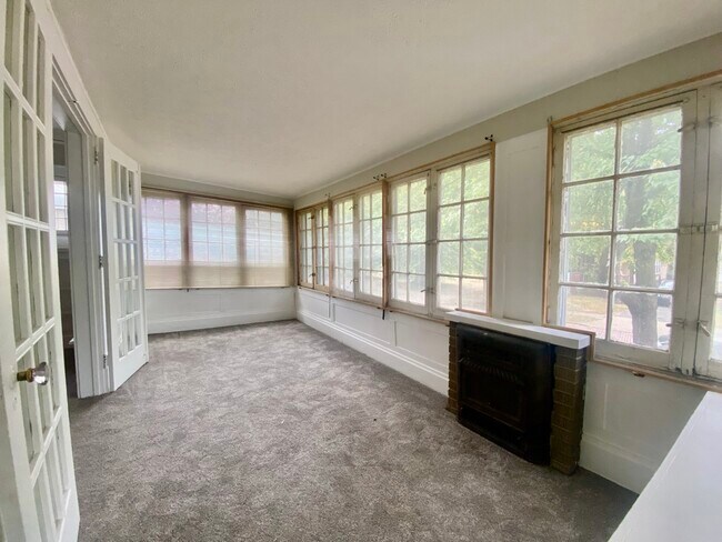 Building Photo - 825 Elmore Ave