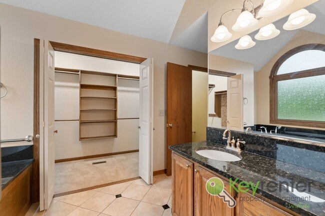 Building Photo - Beautiful 4 bed/3 bath with golf course vi...