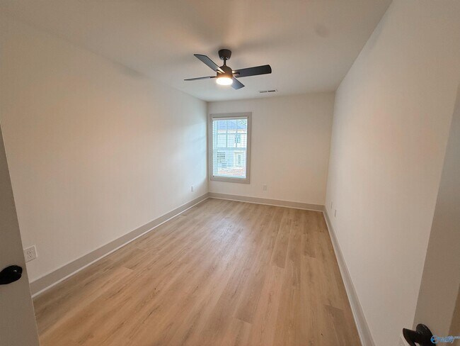 Building Photo - 18 Whispering Oak Dr SW