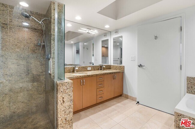 Building Photo - 13700 Marina Pointe Dr
