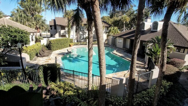 Building Photo - Beautiful  Remodeled First Floor 2/2 Condo...