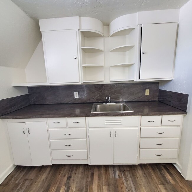 Building Photo - Newly Renovated 1 Bedroom Home with 2 Car ...