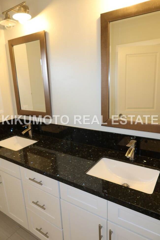 Building Photo - Modern & Elegant Tri-level home in the Riverside Terrance Community