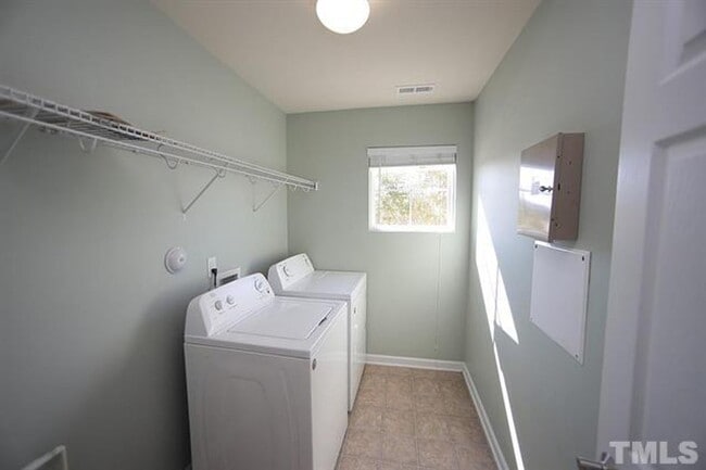 Building Photo - Spacious Home w/ Private Backyard