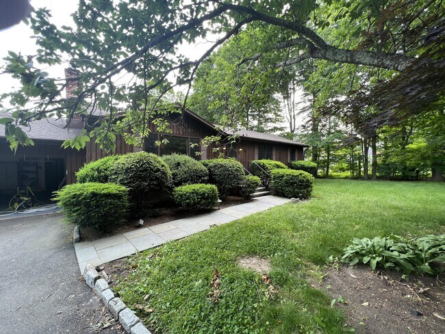 Building Photo - 1040 Daniels Farm Rd