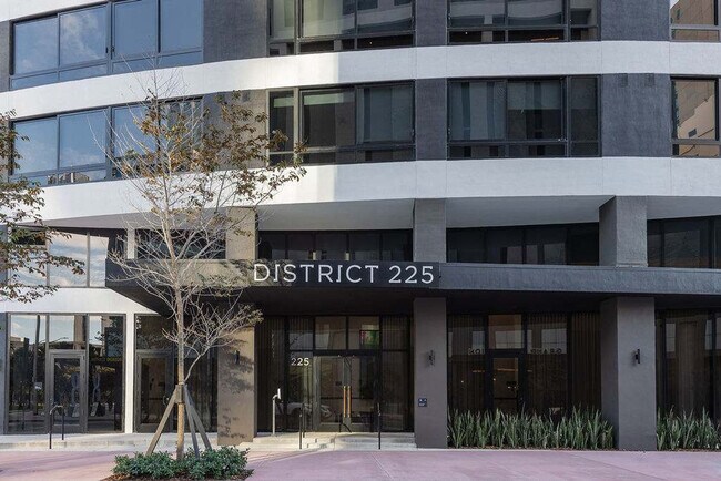 Building Photo - 225 N Miami Ave