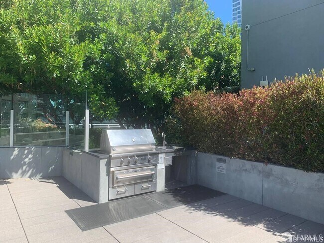 Building Photo - 318 Main St