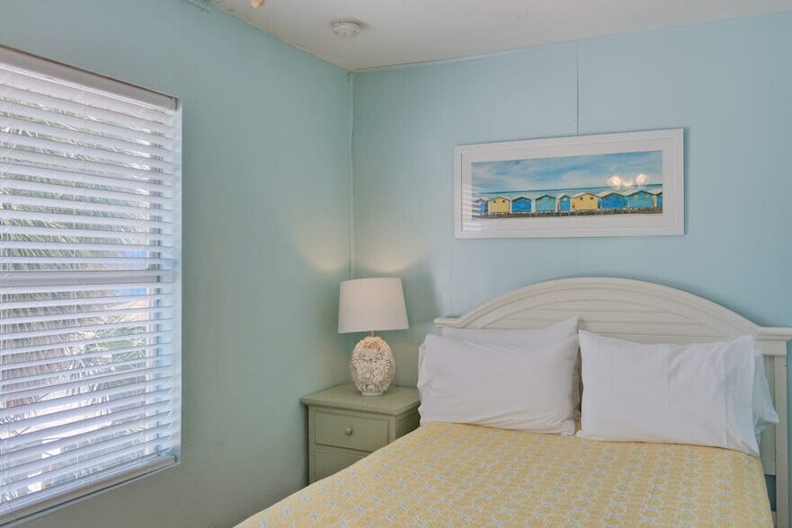 Building Photo - 3018 Gulf Dr