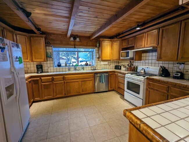 Building Photo - Pet friendly 4Bd home for a seasonal lease...