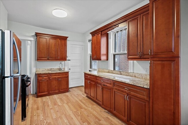 Building Photo - 4 Bed 1 Bath Large Home