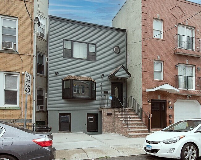 Building Photo - 211 New York Ave