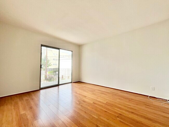 Building Photo - 1142 N Orange Grove Ave
