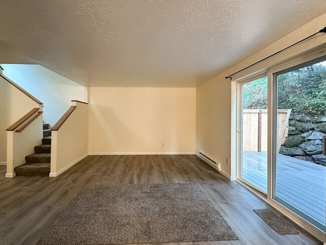 Building Photo - Charming 3-Bed Townhouse in Quiet Neighborhood Across from Park!