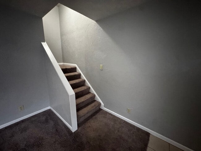Building Photo - Charming 2-Bedroom Property in Prime Location