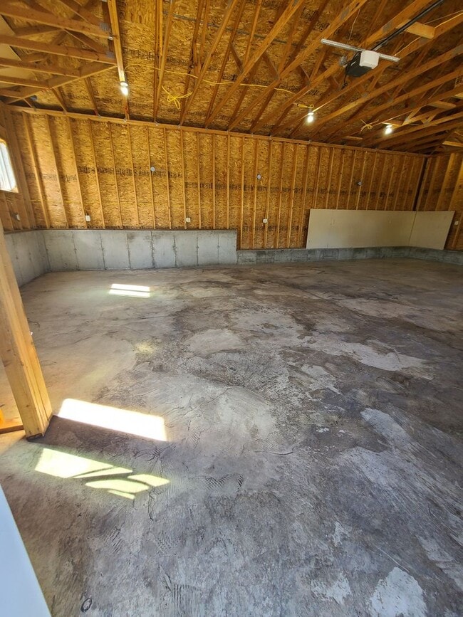 Building Photo - 2 bedroom with an amazing garage