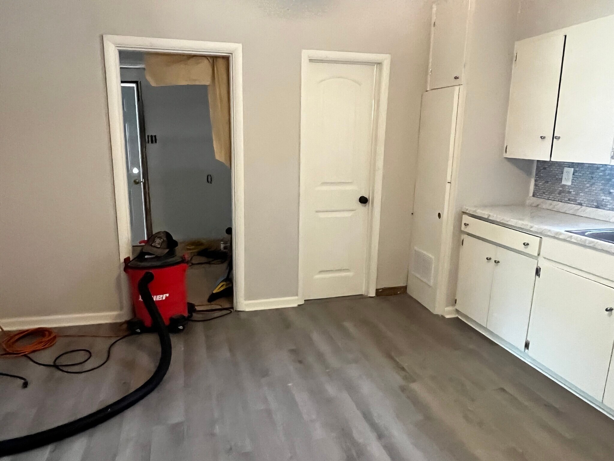 Building Photo - 819 S Elm Ave