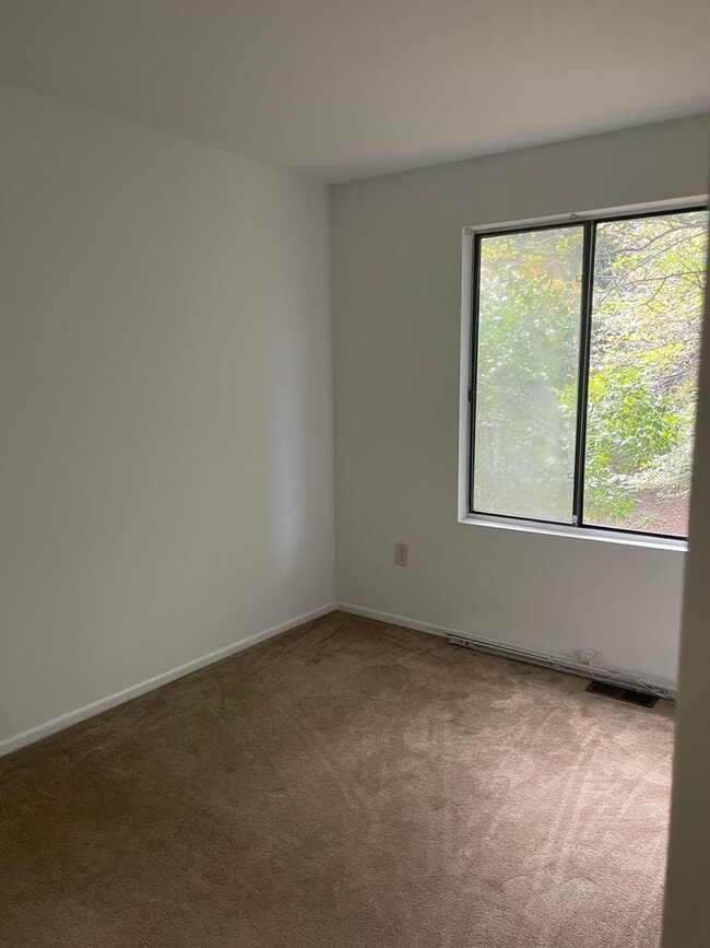 Building Photo - Broadneck Schools! End unit Townhome in Wa...