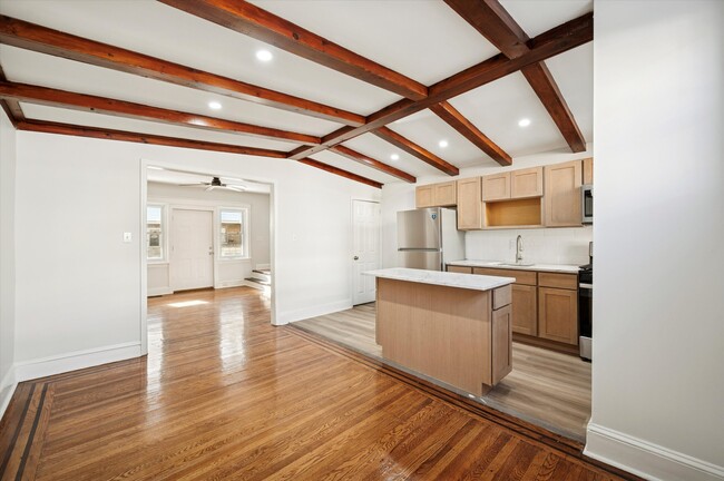 Building Photo - 5557 Matthews St