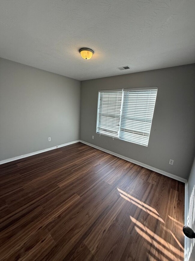 Building Photo - Updated home in Highview