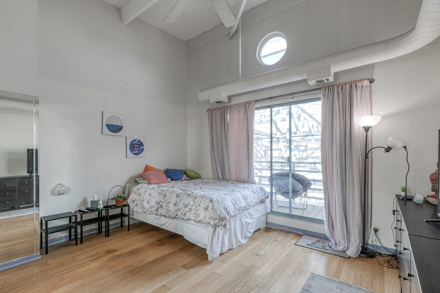 Building Photo - 3 N Christopher Columbus Blvd